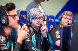 前LOL人气選(xuǎn)手下海，变身福(fú)利姬(jī)收(shōu)费明(míng)码標(biāo)價(jià)，开发全新(xīn)致(zhì)富(fù)路？